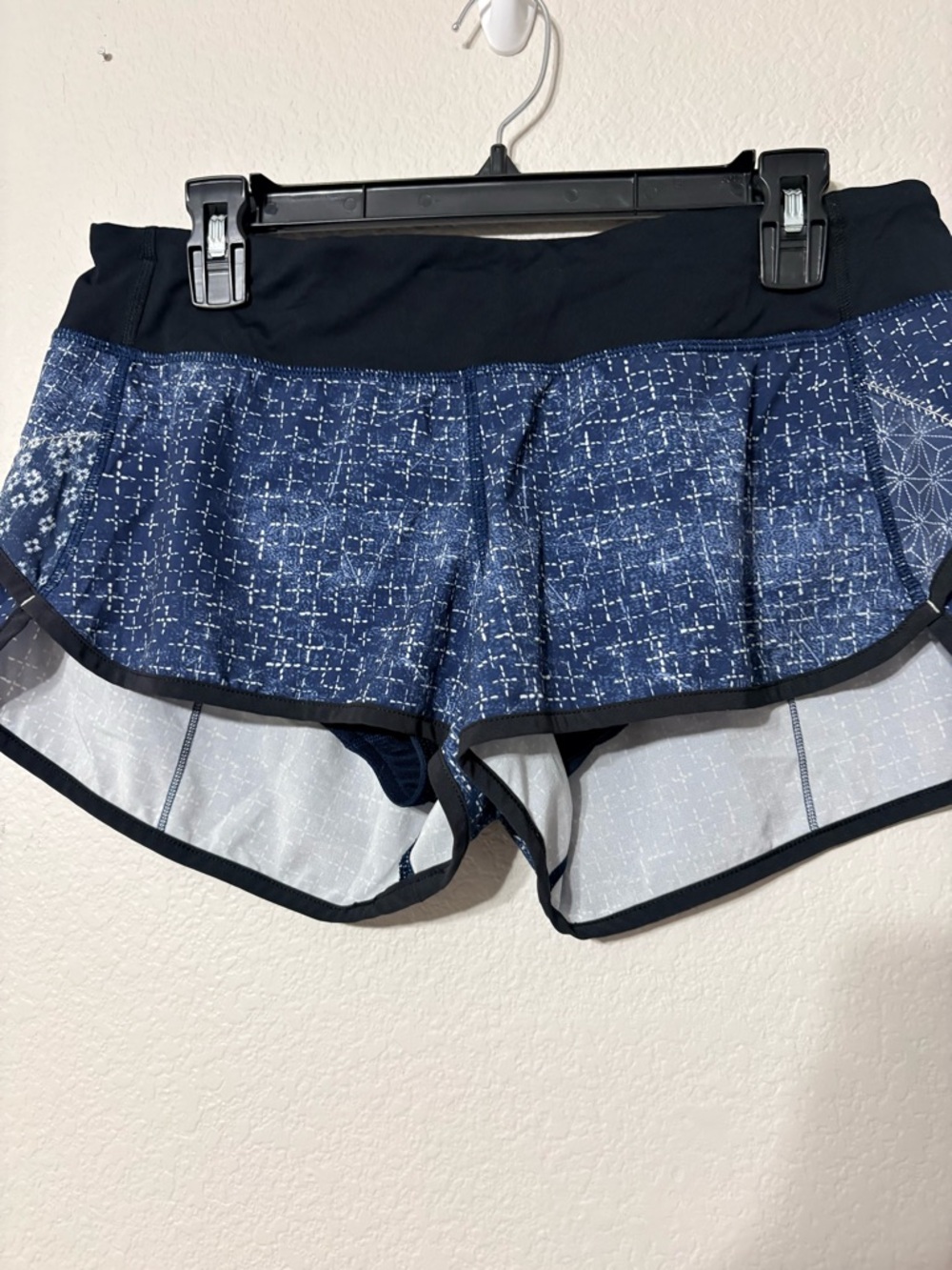 Lululemon Run: Speed Short Exploded Sashiko Cross Inkwell Ghost
Black Blue Sz 8
